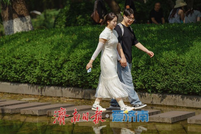 一年四季 泉在济南丨五龙潭变身“天然水空调” ，孩子们亲泉戏水尽享清凉