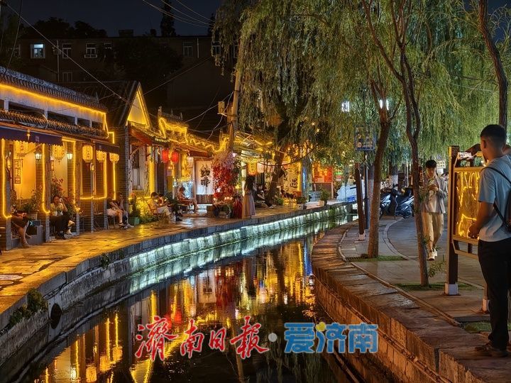 曲水亭街夜景迷人，尽显泉韵烟火气