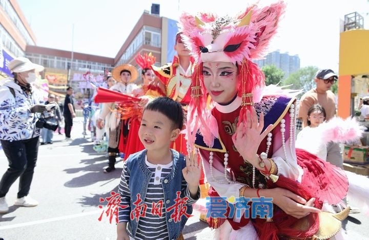鳌鱼、凤凰舞动百年老街，“山海经”国风秀点亮济南上新街