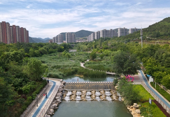 水天一色、溪水潺潺，夏日龙鼎滨水公园秀出高“颜值”