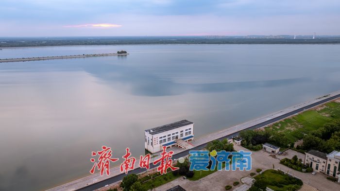 一年四季 泉在济南丨白鹭点波 绿树环抱 济南玉清湖再现“天空之镜”美景