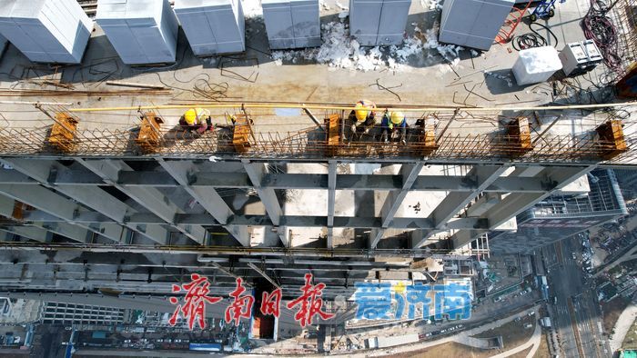 CBD“山泉湖河城”第三高主塔楼建设收尾