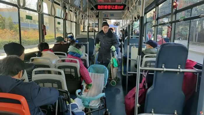 济南公交65路：载满烟火气，伴您赶大集过大年