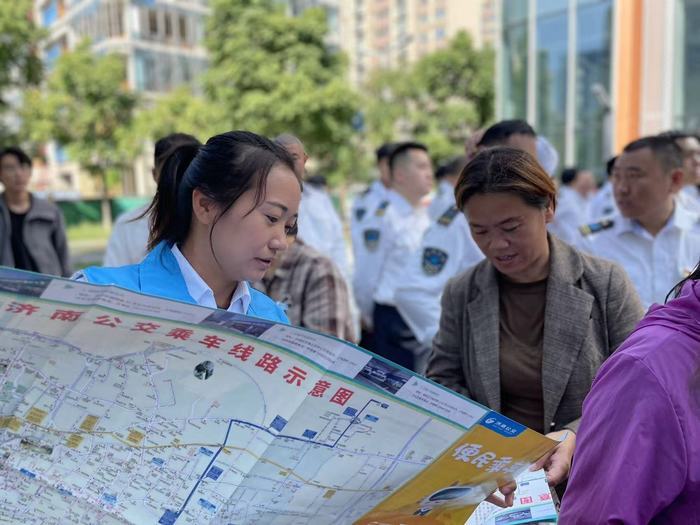 新款“红墩墩”在济南中央商务区“暖萌开跑”