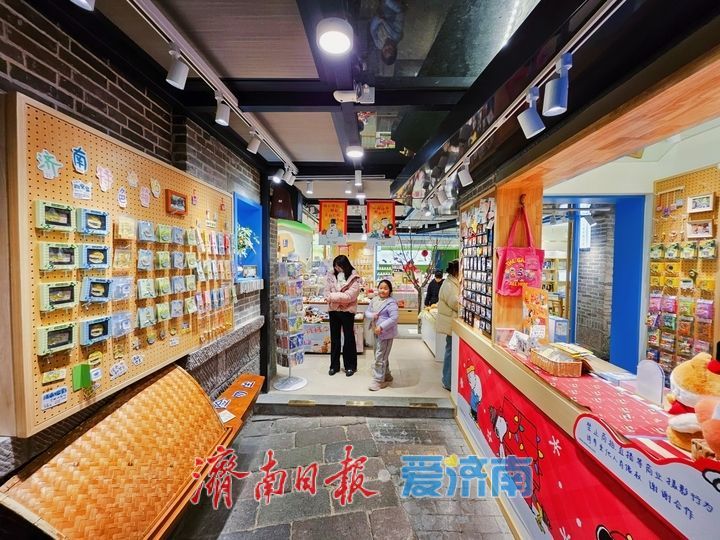 一年四季 泉在济南丨街巷寻味觅好物 游客打卡济南宝藏小店