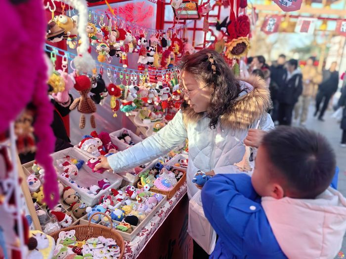 【网络中国节·春节】泉在济南过大年｜明湖市集人气爆棚 泉城年味浓郁