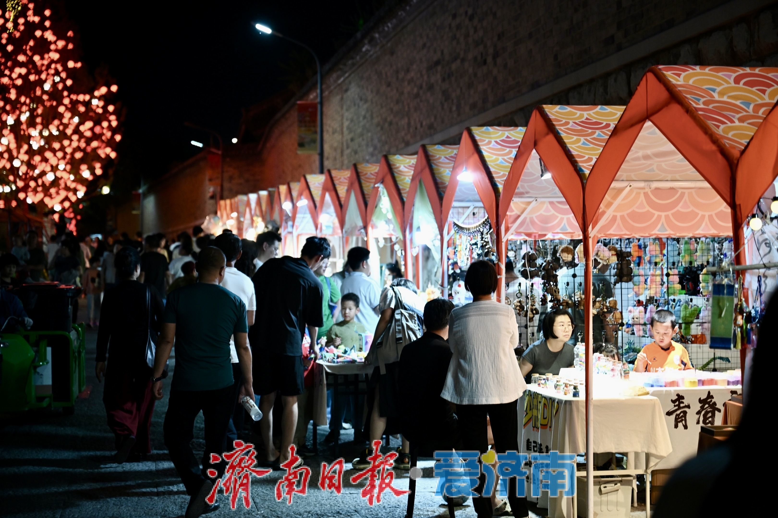 初夏上新街：人流如织，烟火满巷