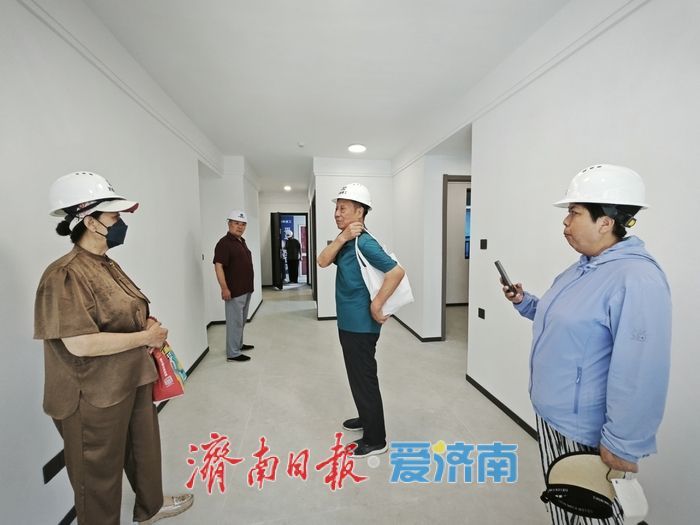 济南配售型保障房样板间陆续开放，市民排队看房人气火爆