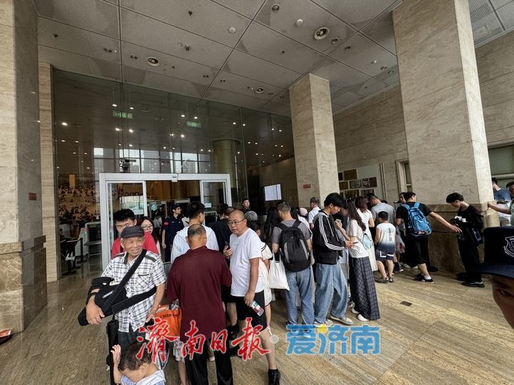 暑期周末热度拉满 山东博物馆迎来亲子参观潮