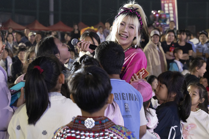 山东+贵州、村晚+村超，这场“泉民大舞台”太嗨了!