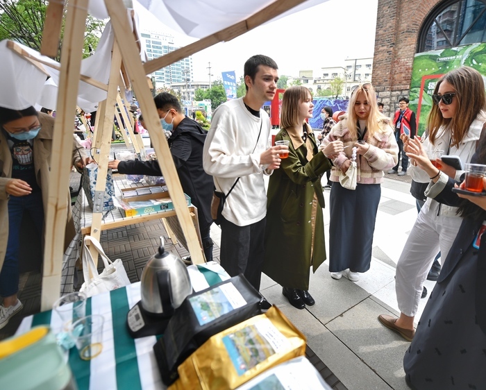 “泉”在济南过五一｜济南潮流新地标！1922电竞新媒体产业园开园受市民追捧