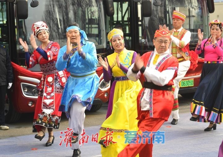 济南新年首条“小巷公交”运行，目前已开通25条线路