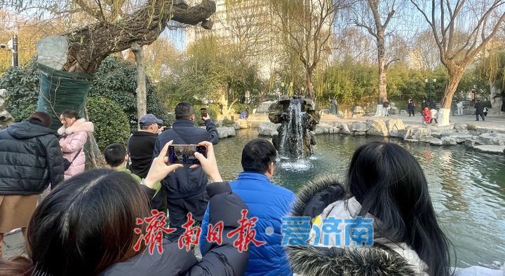 元旦尾声游兴浓 五龙潭月牙泉成热门打卡地