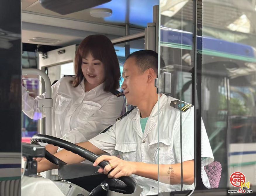 五一我在岗：夫妻档驾驶员节日守护出行路