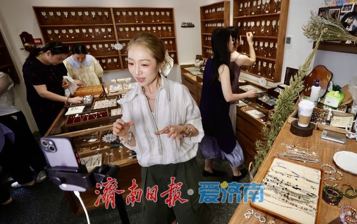 “95后”女孩扎根济南老商埠 小店铺闯出创业新赛道