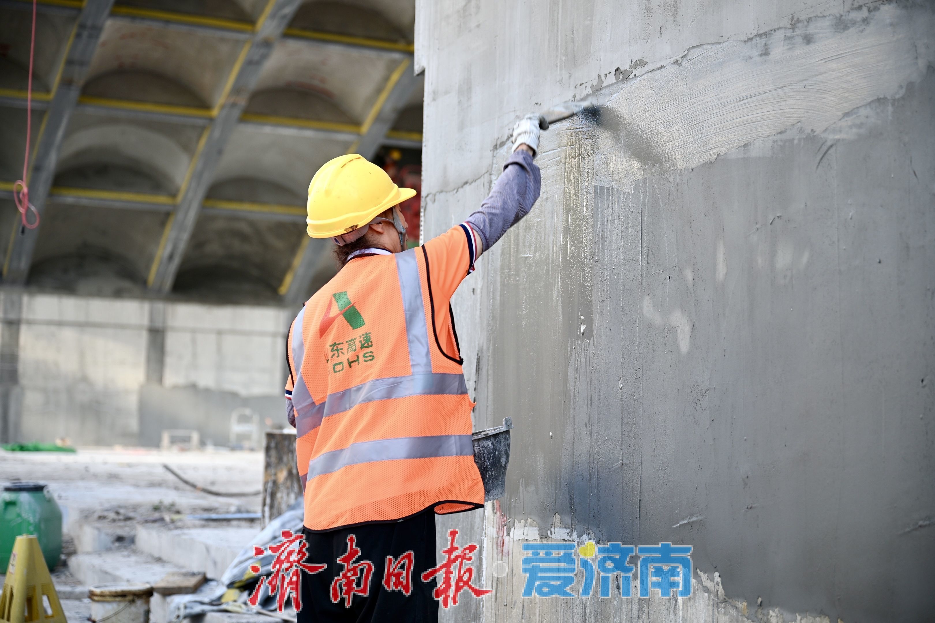 纬二路跨铁路天桥维修改造工程稳步推进 预计9月底全面完工