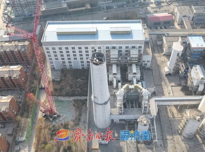 进展顺利，济南东新热电厂烟囱破拆过半