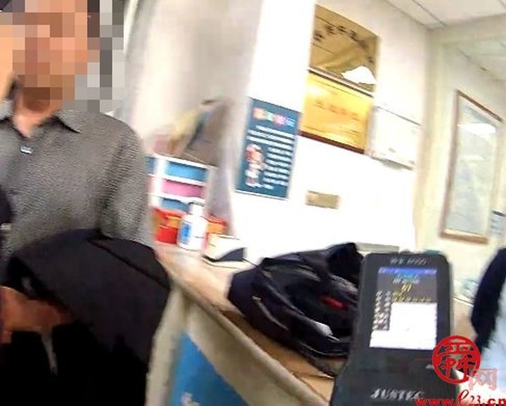 查酒驾上演“百米冲刺” 关键时刻外卖小哥伸出援手