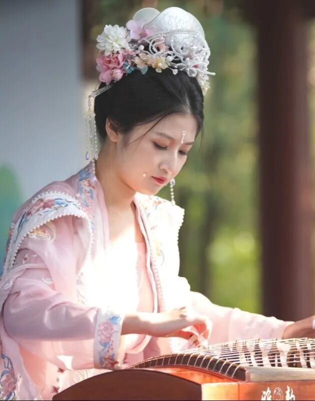 济南第六届汉服文化嘉年华启幕，身着正规汉服可免票登千佛山