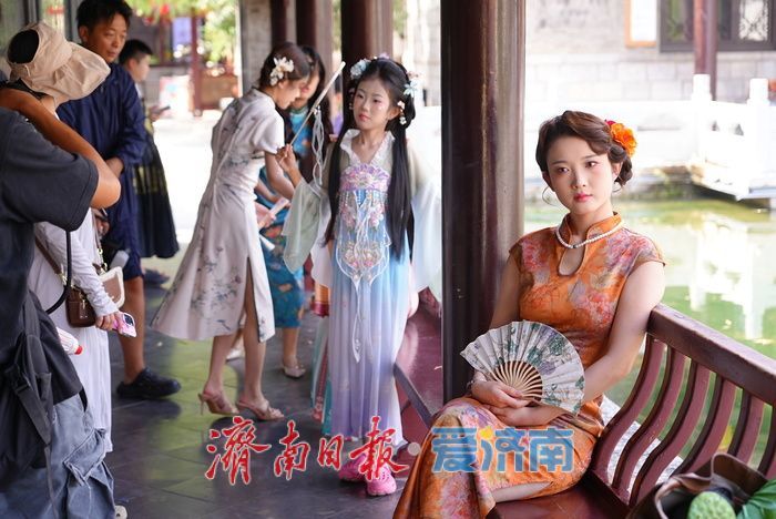 一年四季 泉在济南丨济南老城古韵引新潮 簪花旗袍民族服饰迎打卡热