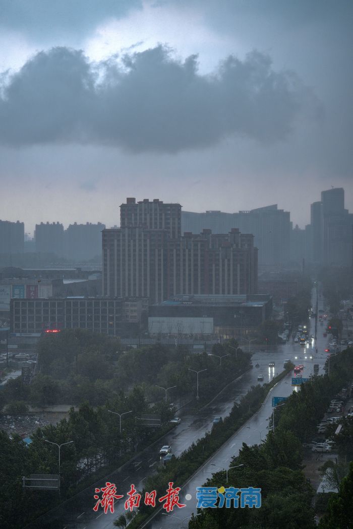 济南突降暴雨 高温天气暂时缓解