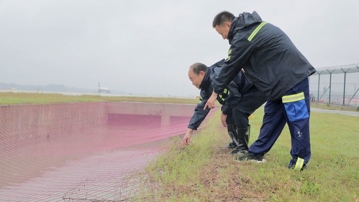 济南机场积极应对持续阴雨天气
