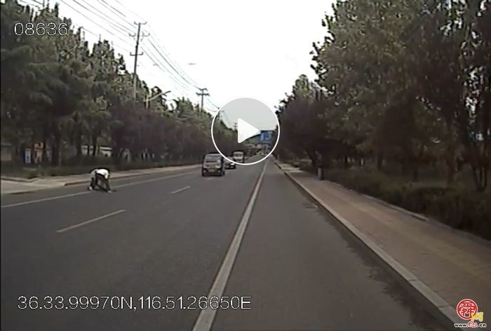 为ta点赞｜井盖移位，济南公交驾驶员和热心市民 联合出手消除隐患