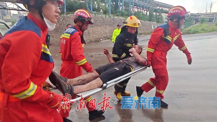 两车相撞1人被困 消防破拆营救