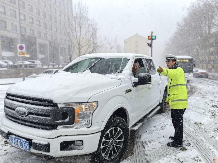 以雪为令！济南交警雪天执勤保通畅，守护群众平安路