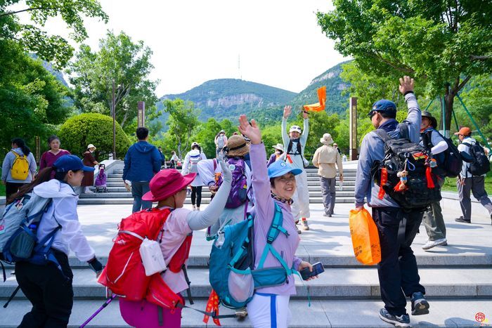 驻济高校学子携手护生态！济南“一城山色”生态守护志愿服务暨“信用记录关爱日”登山打卡活动启幕