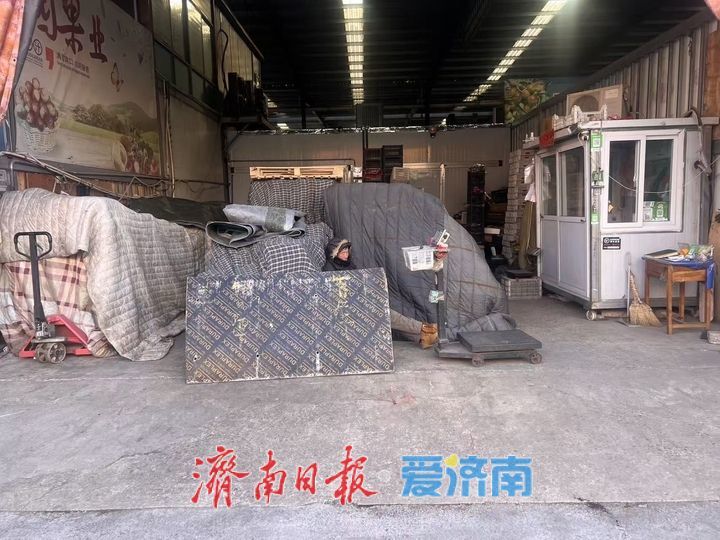 气温持续走低，济南水果市场棉被“护鲜”