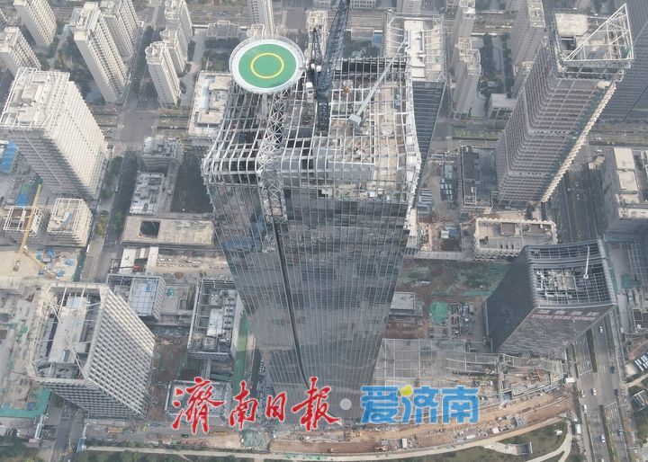 项目强省会｜济南CBD信泰中心主塔楼塔冠幕墙挂装计划11月上旬完工