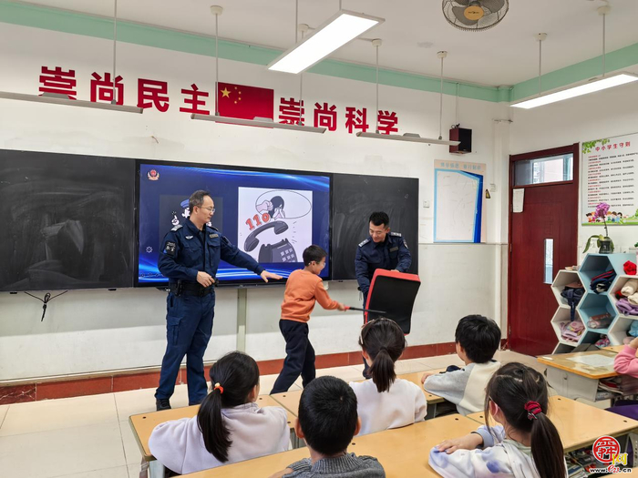 警校携手育新苗 安全种子润童心? ——勇敢报警小英雄 看懂警察叔叔的“安全盾牌”