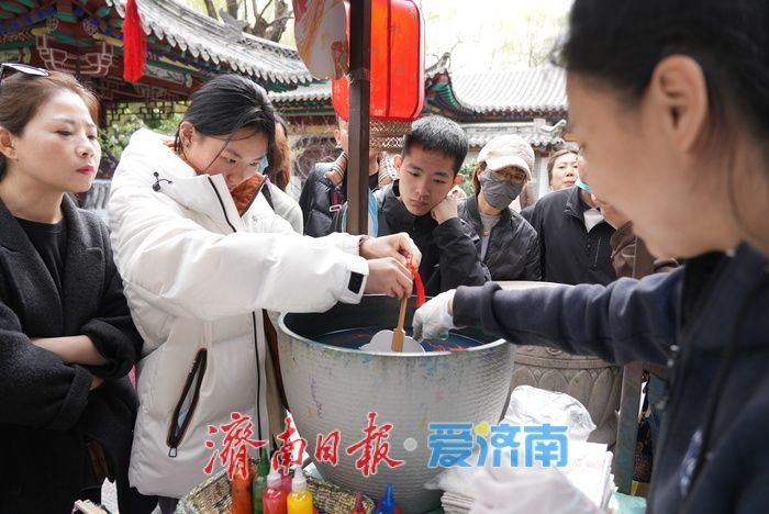 非遗漆扇吸睛引游人 感受中式美学的独特魅力