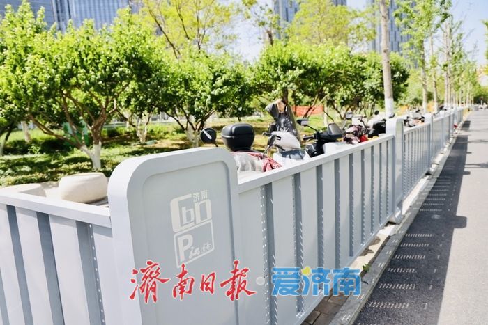 小护栏彰显大功夫 济南CBD优化非机动车停放环境