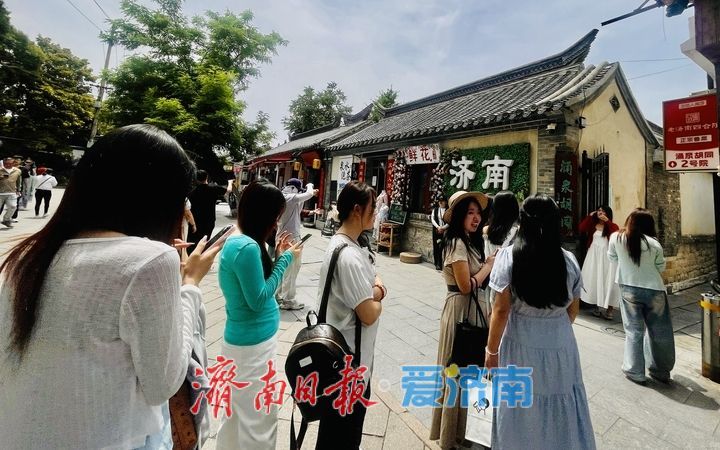 打卡热：游人如织秩序井然，古韵老街尽显文明风尚