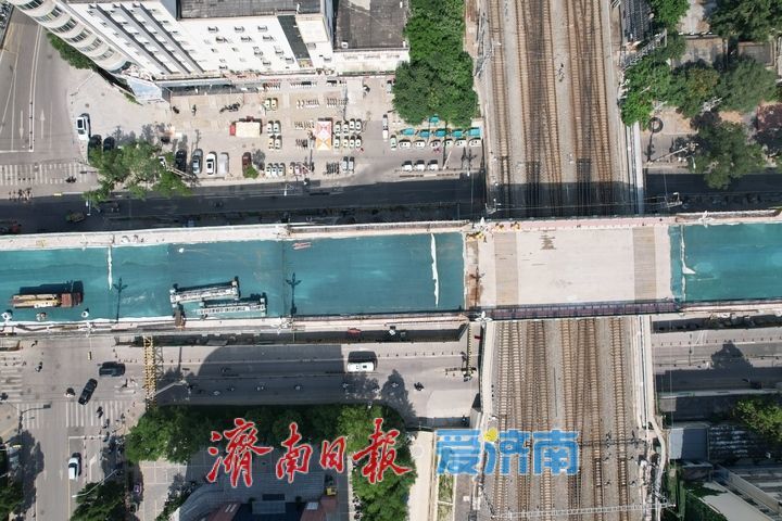济南纬二路跨铁路天桥改造施工有序推进