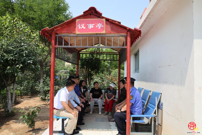 一条板凳连民心 议事亭里汇众智——“温暖城管”+“红色物业”城市管理进社区新模式绘就城市管理社区治理新画卷