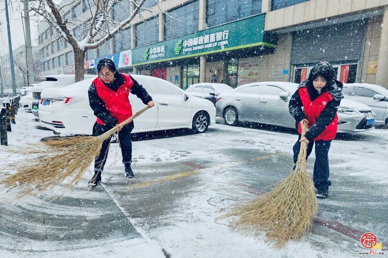 泉城首雪映担当 多方合力保通畅——济南市智管中心清雪除冰行动纪实