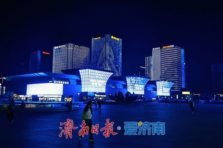 济南西部灯光秀点亮泉城璀璨夜空