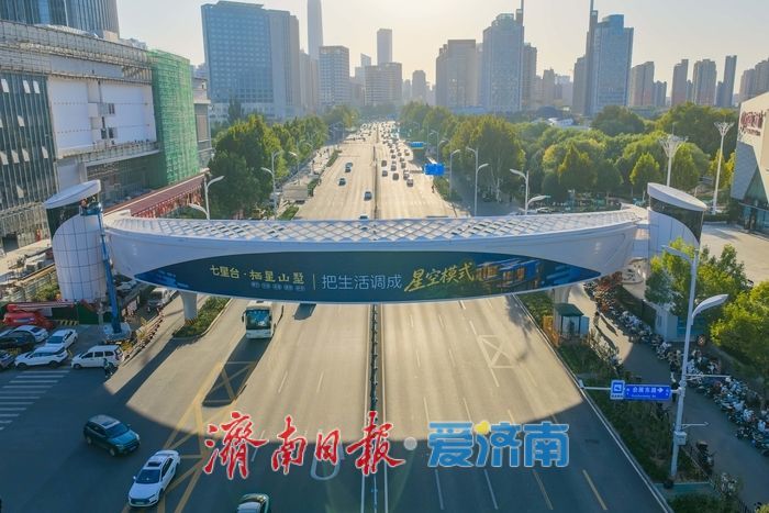 项目强省会｜“新月飞架”显风姿，高新区万达广场人行过街天桥进入收尾阶段