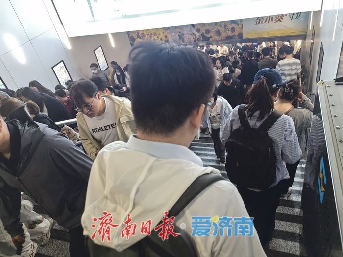 实拍早高峰时的奥体中心换乘站