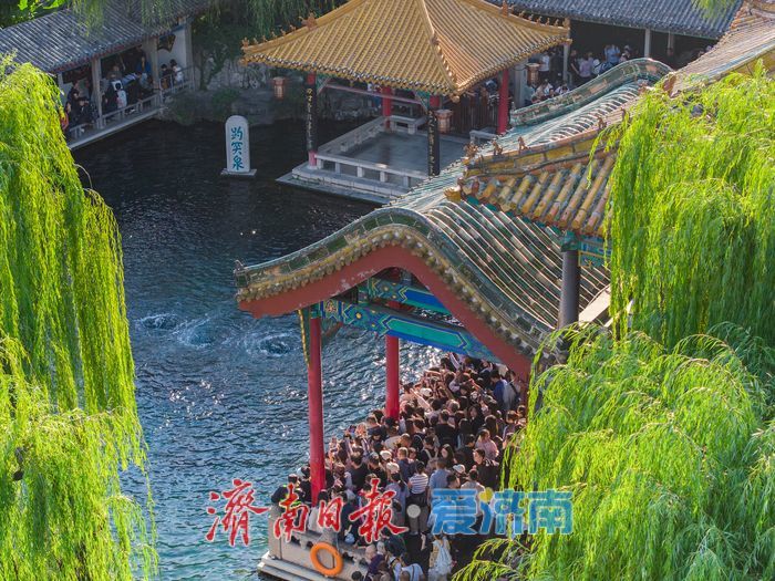 秋泉奔涌迎客来