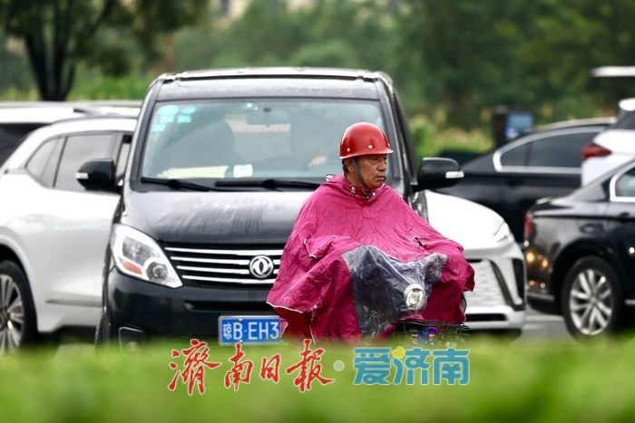 济南早高峰雨势减弱，出行压力降低