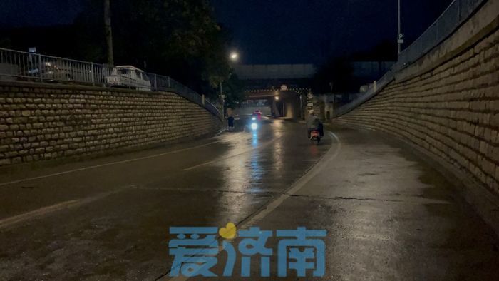 记者夜探城区排雨情况：部分路段有少量积水，通行平稳