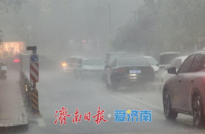 济南突降暴雨 高温天气暂时缓解