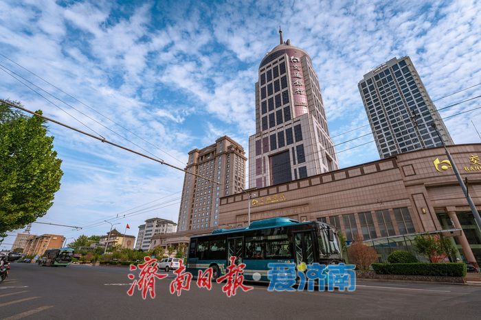 蓝天白云映衬，济南建筑尽显雄伟风姿
