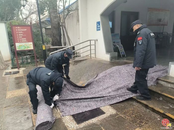 雪落泉城暖守护 九园联动保畅通 —— 济南市公园发展服务中心高效开展首场降雪清雪除冰工作