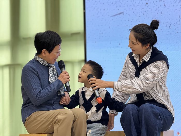 济南市市中区经成幼儿园举办“重阳敬老情意浓 三代同堂诵家风”活动