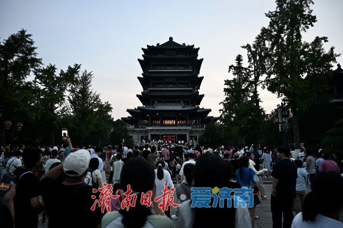 一年四季 泉在济南丨暑期周末“热力叠加” 大明湖超然楼成夜游磁极